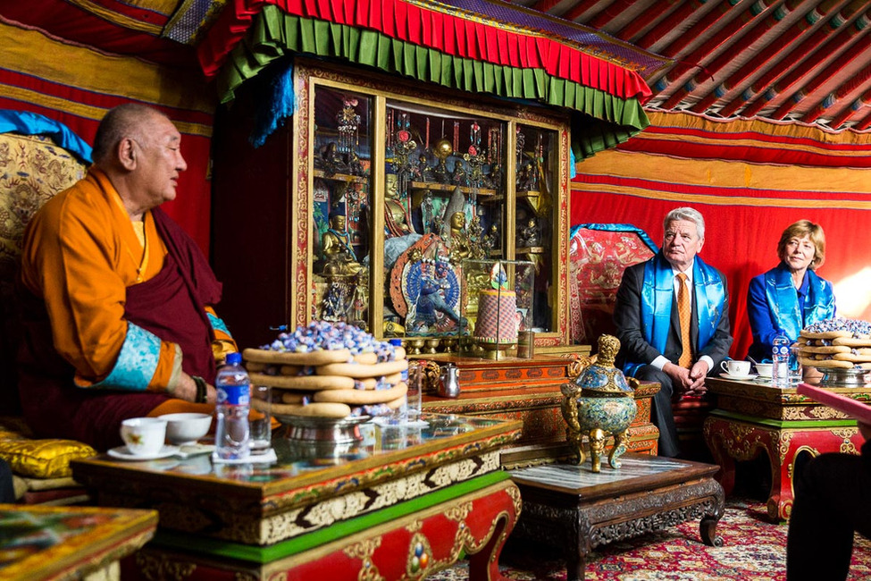 Bundespräsident Joachim Gauck und Daniela Schadt beim Gespräch mit dem Abt, Demberel Choijamts, in der Audienzjurte des Klosters Gandantegchenling in Ulan Bator anlässlich des Staatsbesuchs in der Mongolei 