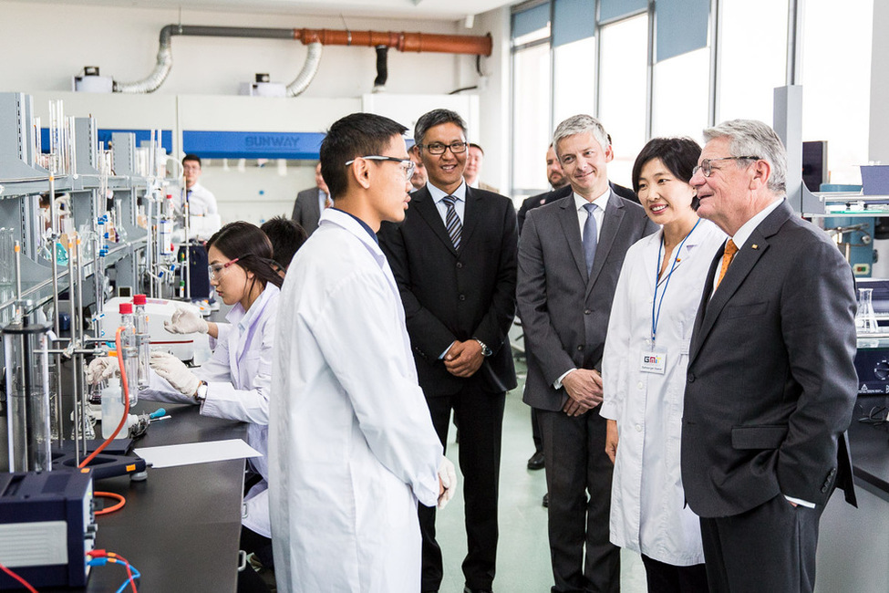 Bundespräsident Joachim Gauck bei der Besichtigung eines Chemielabors der Deutsch-Mongolischen Hochschule für Rohstoffe und Technologie anlässlich des Staatsbesuchs in der Mongolei