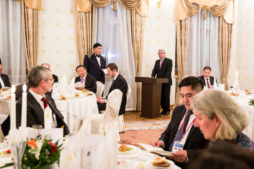 Bundespräsident Joachim Gauck hält eine Rede beim Staatsbankett gegeben von dem Präsidenten der Mongolei, Tsachiagiin Elbegdordsch, im Khan Uul Palast anlässlich des Staatsbesuchs in der Mongolei