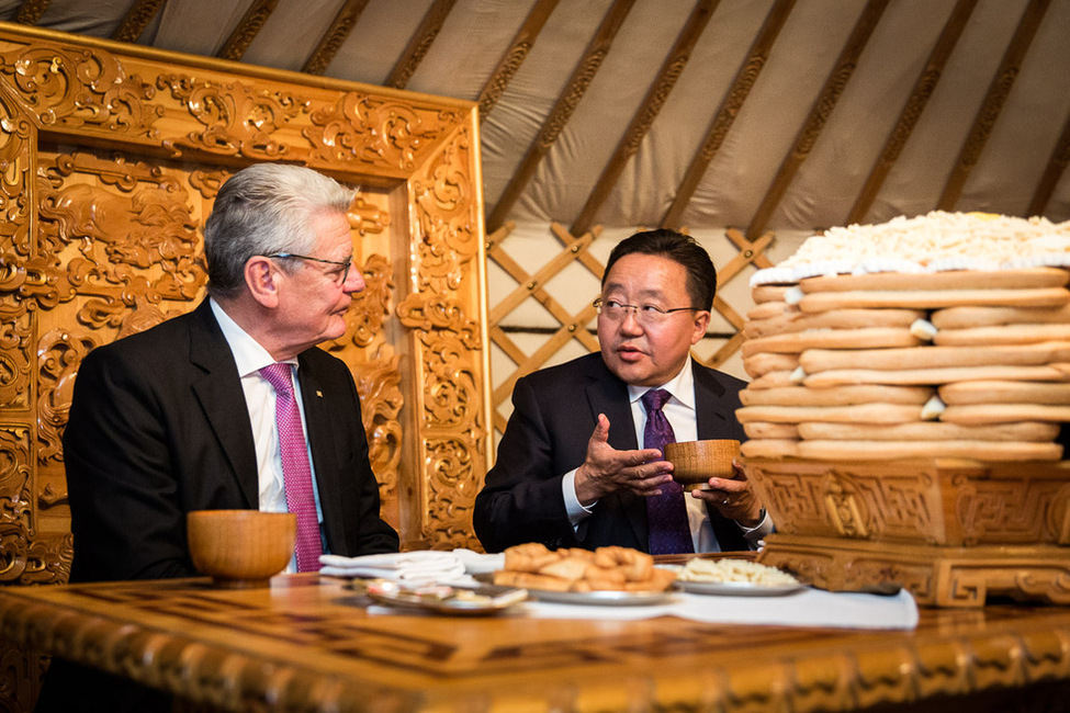 Bundespräsident Joachim Gauck beim Gespräch mit dem Präsidenten der Mongolei, Tsachiagiin Elbegdordsch, in einer Jurte nach dem Staatsbankett im Khan Uul Palast anlässlich des Staatsbesuchs in der Mongolei