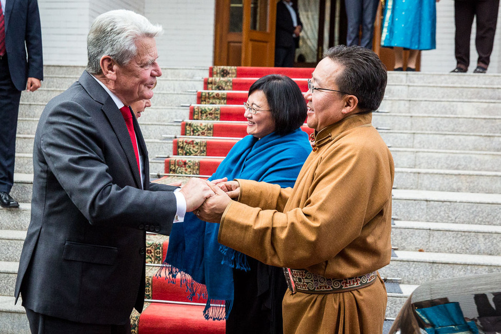 Bundespräsident Joachim Gauck und Daniela Schadt bei der Verabschiedung durch den Präsidenten Tsachiagiin Elbegdordsch und seiner Frau Khajidsuren Bolormaa anlässlich des Staatsbesuchs in der Mongolei