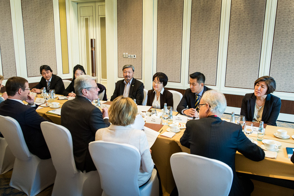 Bundespräsident Joachim Gauck und Daniela Schadt beim Gespräch mit Vertretern der Zivilgesellschaft im Shangri-La Hotel in Ulan Bator anlässlich des Staatsbesuchs in der Mongolei