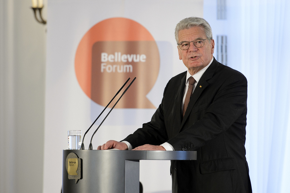 Bundespräsident Joachim Gauck hält eine Rede im Großen Saal von Schloss Bellevue anlässlich der Eröffnung des Bellevue Forums 'Sterbende begleiten – Ehrenamtliches Engagement in der Hospiz- und Palliativversorgung'