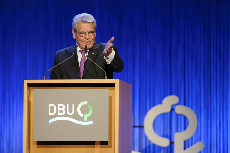 Bundespräsident Joachim Gauck hält eine Ansprache bei der Verleihung des Deutschen Umweltpreises 2015 der Deutschen Bundesstiftung Umwelt im Colosseum Theater in Essen 