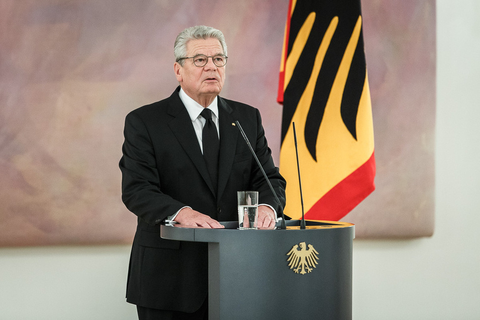 Bundespräsident Joachim Gauck hält ein Pressestatement im Großen Saal von Schloss Bellevue zum Tod von Bundeskanzler a.D. Helmut Schmidt