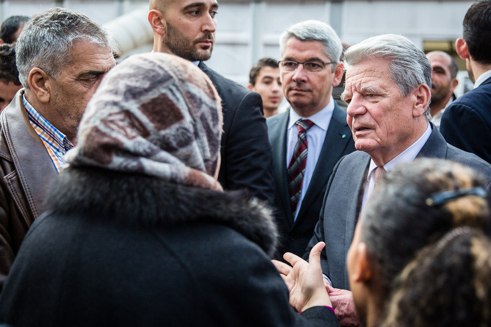 Bundespräsident Joachim Gauck begegnet einer Flüchtlingsfamilie während seines Besuchs in der Flüchtlingsnotunterkunft Katterbach in Bergisch Gladbach