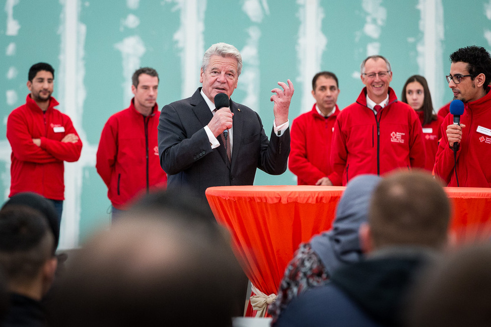 Bundespräsident Joachim Gauck begegnet Flüchtlingen und Flüchtlingshelfern des DRK-Kreisverbandes Rheinisch-Bergischer Kreis e.V. während seines Besuchs in der Flüchtlingsnotunterkunft Katterbach in Bergisch Gladbach