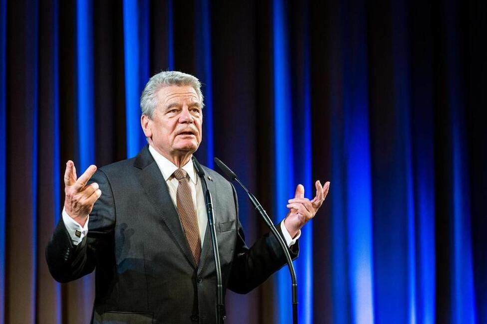 Bundespräsident Joachim Gauck hält eine Dankesrede im Bürgerhaus Bergischer Löwe während seines Besuchs von Flüchtlingsunterkünften in Bergisch Gladbach