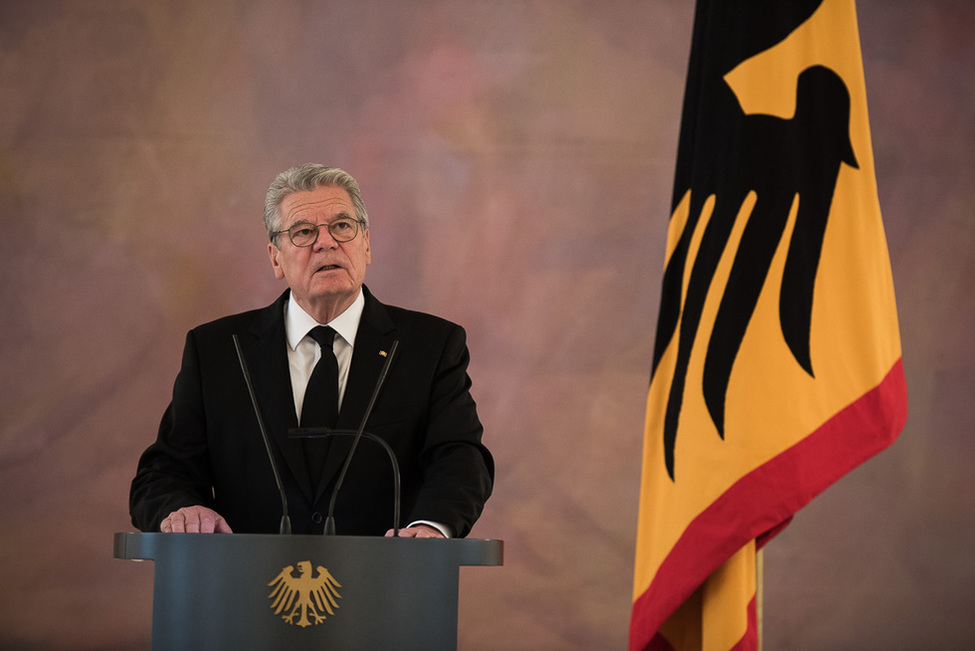 Bundespräsident Joachim Gauck hält ein Pressestatement im Großen Saal von Schloss Bellevue zu den Anschlägen in Paris