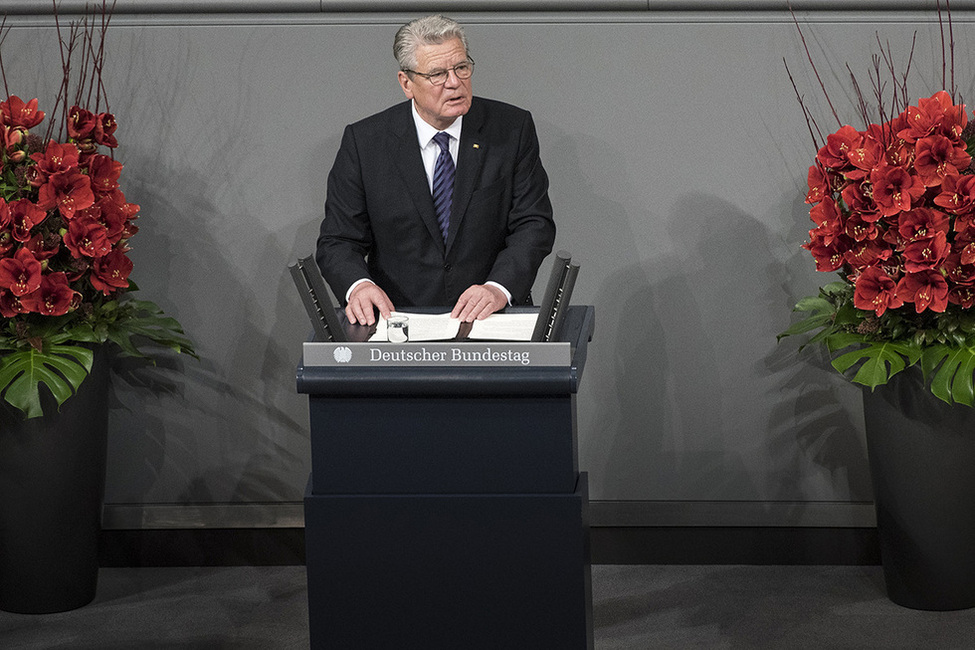 Bundespräsident Joachim Gauck hält eine Rede und spricht das Totengedenken bei der zentralen Gedenkstunde zum Volkstrauertag des Volksbundes Deutsche Kriegsgräberfürsorge e.V. im Plenarsaal des Deutschen Bundestages in Berlin