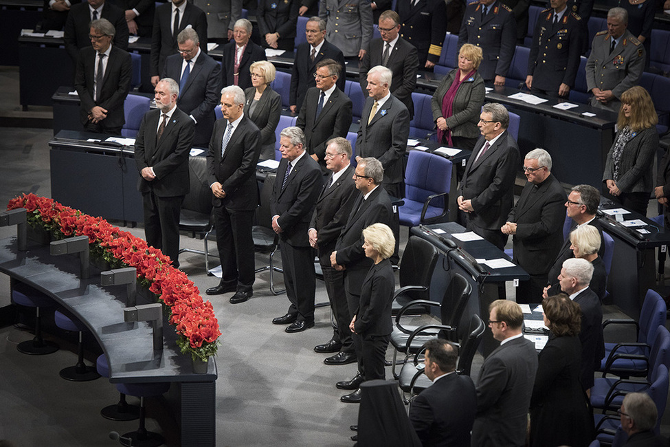 Nach dem Totengedenken von Bundespräsident Joachim Gauck wird eine Gedenkminute zum Volkstrauertag des Volksbundes Deutsche Kriegsgräberfürsorge e.V. im Plenarsaal des Deutschen Bundestages in Berlin gehalten
