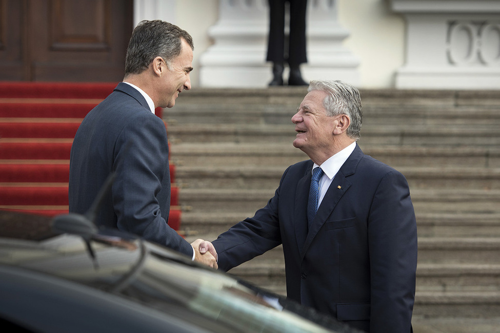 Bundespräsident Joachim Gauck begrüßt König Felipe VI. von Spanien am Schlossportal von Schloss Bellevue anlässlich des Mittagessens des Deutsch-Spanischen Forums