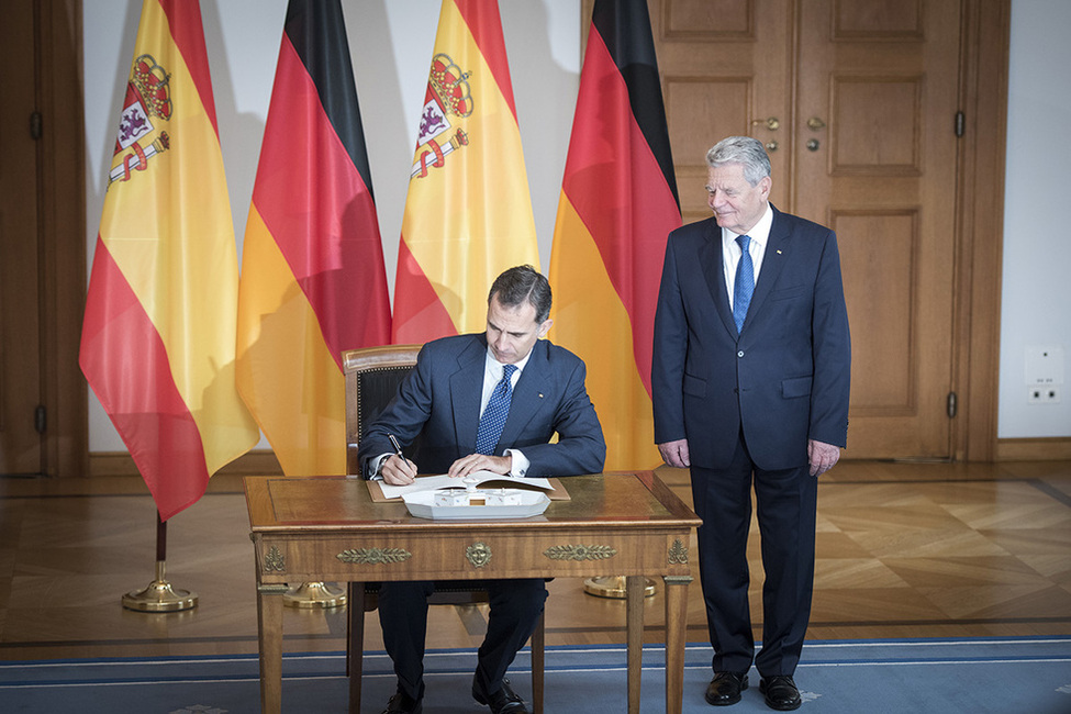 Bundespräsident Joachim Gauck mit König Felipe VI. von Spanien beim Eintrag ins Gästebuch in der Galerie von Schloss Bellevue anlässlich des Mittagessens des Deutsch-Spanischen Forums