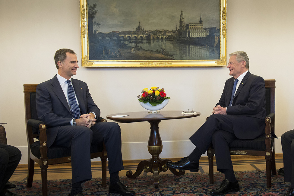 Bundespräsident Joachim Gauck mit König Felipe VI. von Spanien beim Gespräch im Amtszimmer von Schloss Bellevue anlässlich des Mittagessens des Deutsch-Spanischen Forums