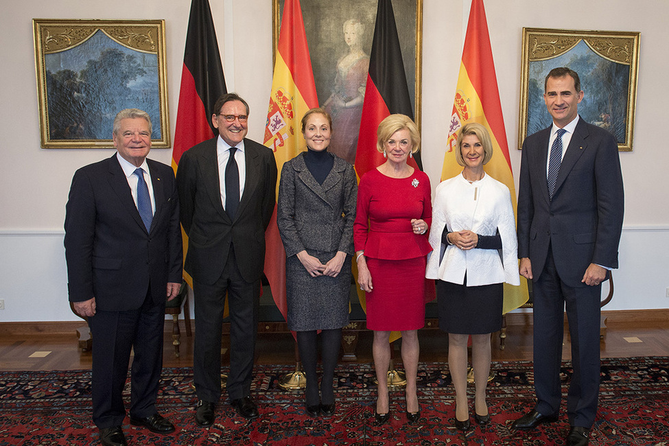 Bundespräsident Joachim Gauck und König Felipe VI. von Spanien begrüßen im Salon Luise in Schloss Bellevue Matías Rodríguez Inciarte, Emma Navarro Aguilera, Liz Mohn und Brigitte Mohn anlässlich des Mittagessens des Deutsch-Spanischen Forums