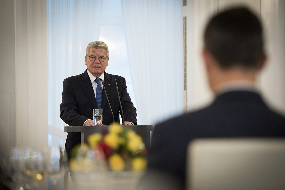 Bundespräsident Joachim Gauck hält eine Rede im Großen Saal von Schloss Bellevue anlässlich des Mittagessens des Deutsch-Spanischen Forums in Anwesenheit von König Felipe VI. von Spanien