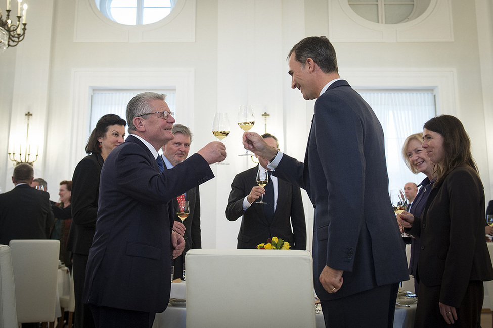 Bundespräsident Joachim Gauck und König Felipe VI. von Spanien beim Toast nach den Reden im Großen Saal von Schloss Bellevue anlässlich des Mittagessens des Deutsch-Spanischen Forums