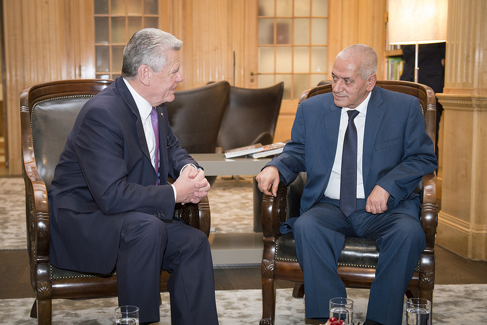 Bundespräsident Joachim Gauck und Houcine Abassi, Träger des Afrika-Preises 2015, beim Gedankenaustausch in der Kreditanstalt für Wiederaufbau in Berlin anlässlich der Preisverleihung des Afrika-Preises 2015