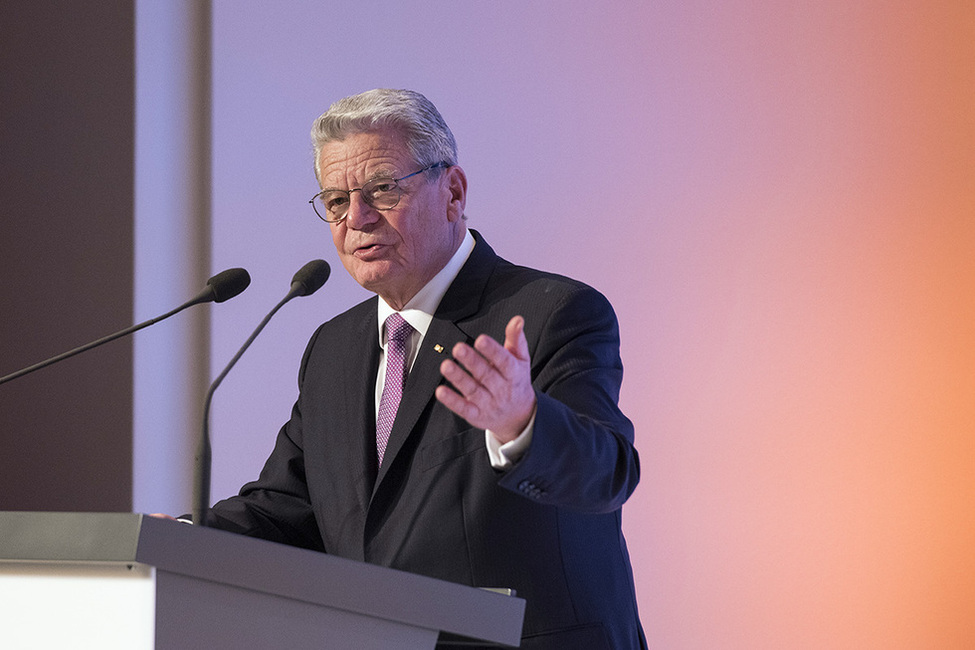 Bundespräsident Joachim Gauck hält die Laudatio bei der Verleihung des Afrika-Preises 2015 an Houcine Abassi, Friedensnobelpreisträger aus Tunesien