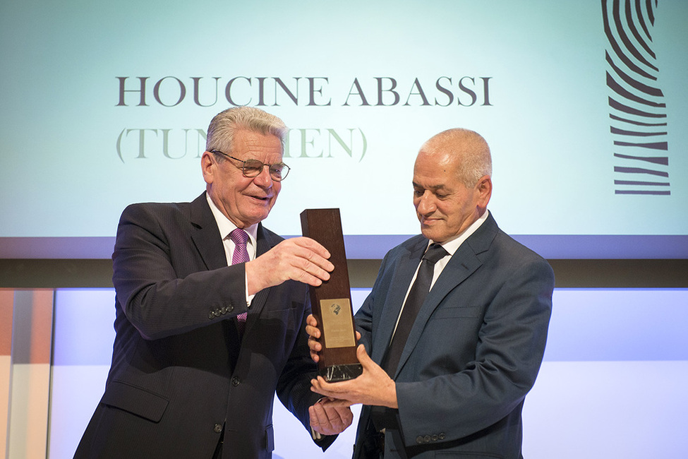 Bundespräsident Joachim Gauck übergibt den Afrika-Preis 2015 an Houcine Abassi, Friedensnobelpreisträger 2015 aus Tunesien und Generalsekretär der Union Génerérale Tunisienne du Travail, in der Kreditanstalt für Wiederaufbau in Berlin