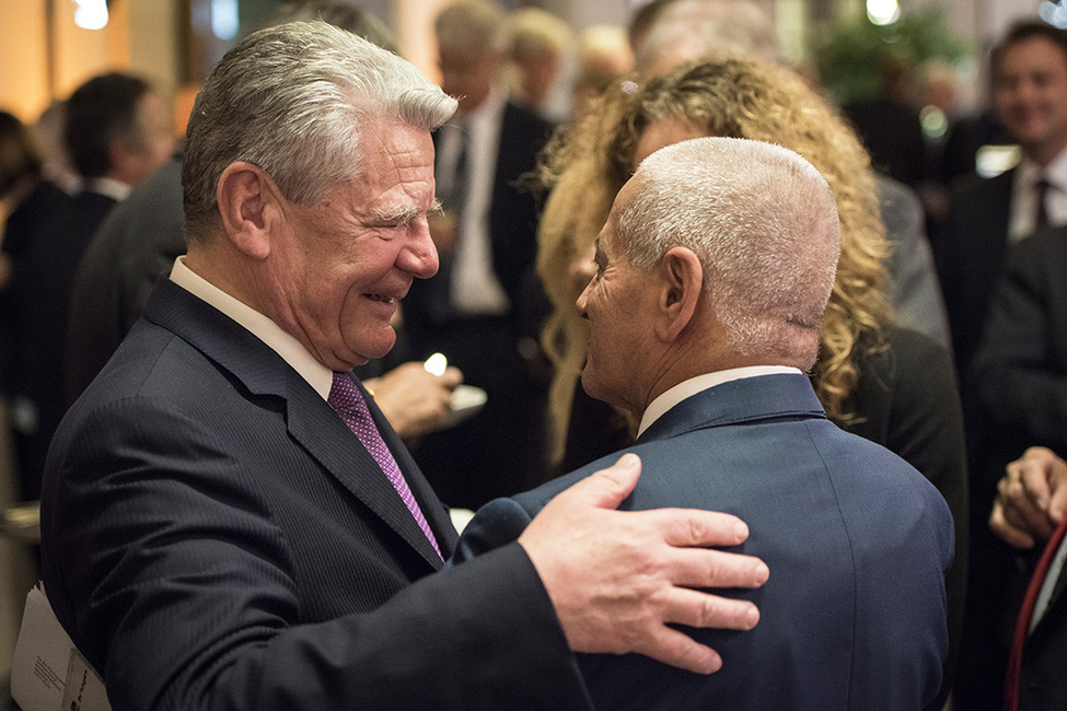 Bundespräsident Joachim Gauck und Houcine Abassi, Träger des Afrika-Preises 2015, beim Empfang in der Kreditanstalt für Wiederaufbau in Berlin anlässlich der Preisverleihung des Afrika-Preises 2015