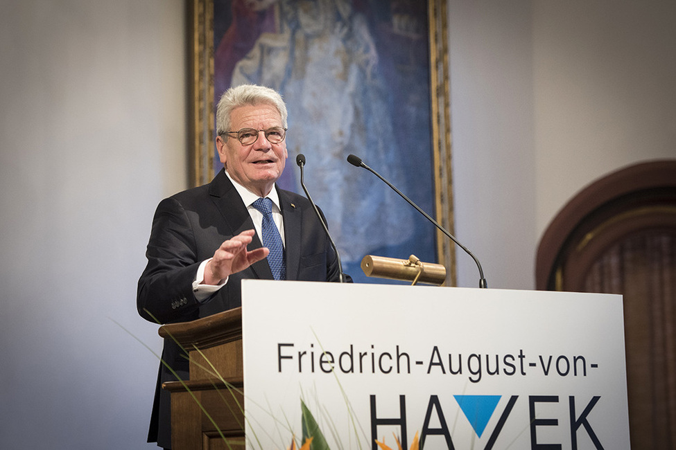 Bundespräsident Joachim Gauck hält eine Laudatio auf Bundespräsident a.D. Roman Herzog, Empfänger des Ehrenpreises der Friedrich-August-von-Hayek-Stiftung, im Kaisersaal des Historischen Kaufhauses in Freiburg im Breisgau