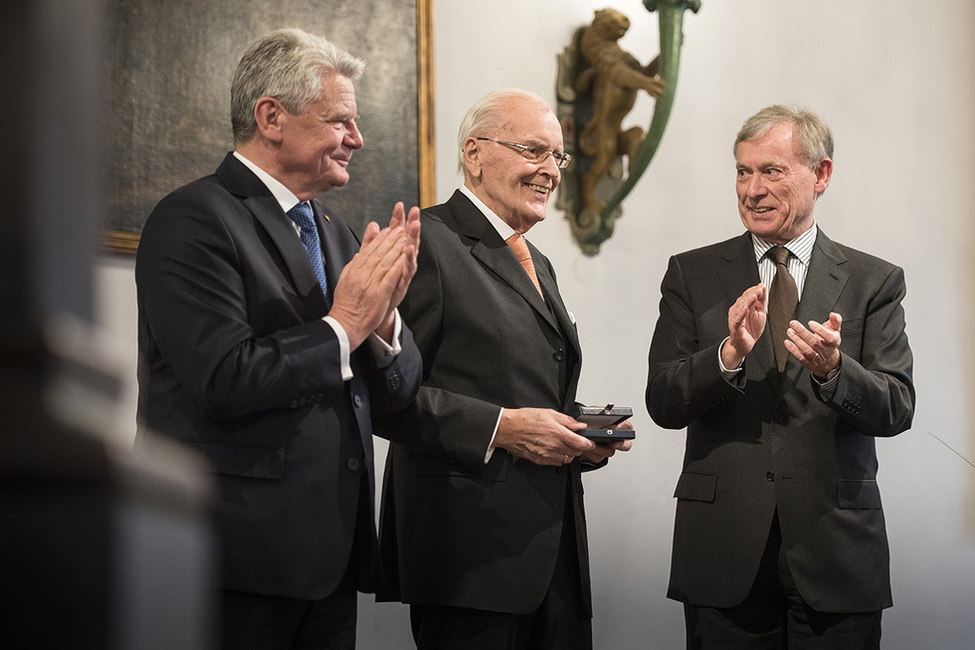 Bundespräsident Joachim Gauck bei der Preisüberreichung des Ehrenpreises an Bundespräsident a.D. Roman Herzog durch Bundespräsident a.D. Horst Köhler im Kaisersaal des Historischen Kaufhauses in Freiburg im Breisgau