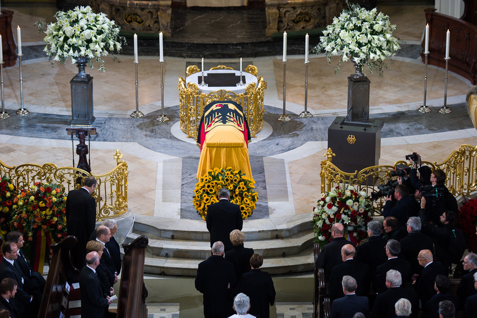 Bundespräsident Joachim Gauck verneigt sich vor dem Sarg von Bundeskanzler a. D. Helmut Schmidt beim Trauerstaatsakt in der Hauptkirche St. Michaelis zu Hamburg  