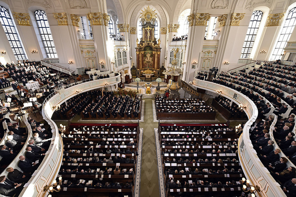 Die Hauptkirche St. Michaelis zu Hamburg mit Trauergästen anlässlich des Trauerstaatsaktes für Bundeskanzler a. D. Helmut Schmidt