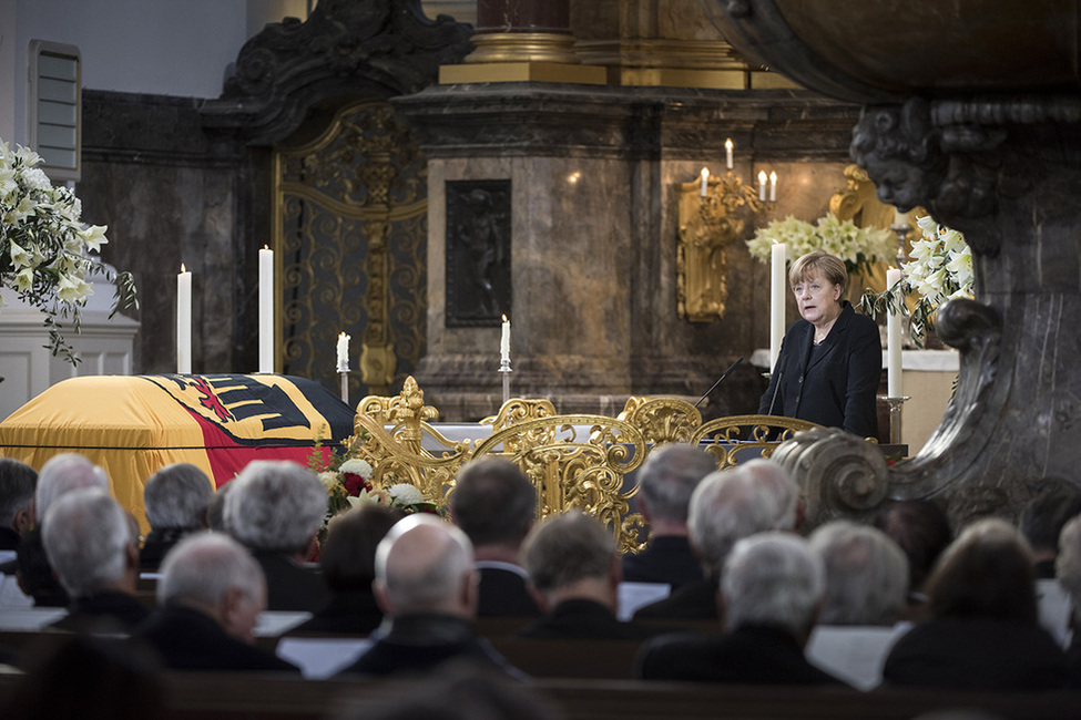 Bundeskanzlerin Angela Merkel hält eine Ansprache beim Trauerstaatsakt für Bundeskanzler a. D. Helmut Schmidt in der Hauptkirche St. Michaelis in Hamburg 