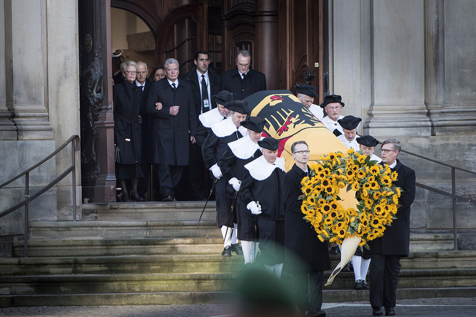 Bundespräsident Joachim Gauck und die Tochter des Verstorbenen, Susanne Schmidt, verlassen gemeinsam mit dem Trauerkondukt die Hauptkirche St. Michaelis beim Trauerstaatsakt für Bundeskanzler a. D. Helmut Schmidt in Hamburg 