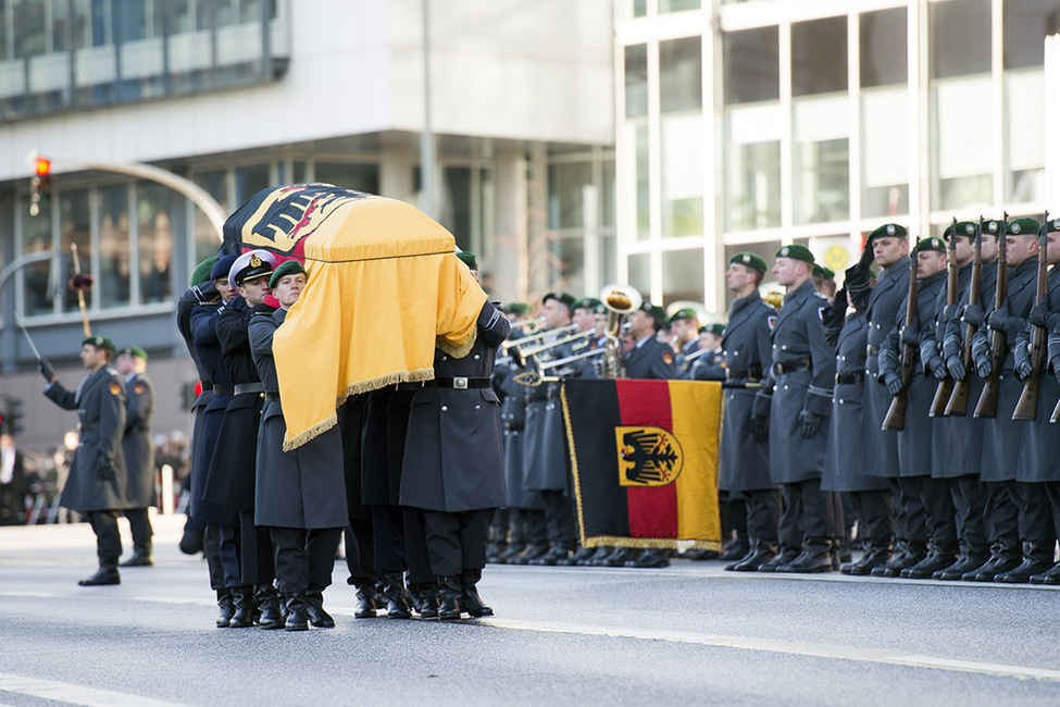 Großes militärisches Ehrengeleit vor der Hauptkirche St. Michaelis anlässlich des Trauerstaatsakts für Bundeskanzler a. D. Helmut Schmidt in Hamburg 