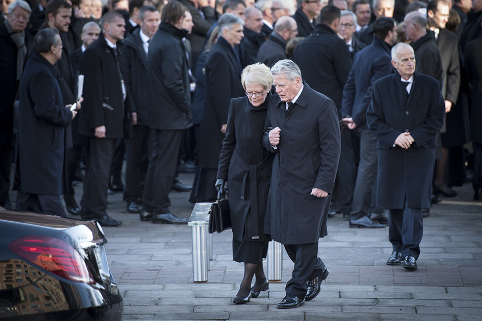 Bundespräsident Joachim Gauck und Susanne Schmidt, Tochter des Verstorbenen, laufen nach dem militärischen Zeremoniell anlässlich des Trauerstaatsakts für Bundeskanzler a. D. Helmut Schmidt in Hamburg gemeinsam zu ihren Fahrzeugen 
