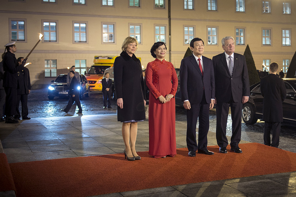 Bundespräsident Joachim Gauck und Daniela Schadt begrüßen den Präsidenten der Sozialistischen Republik Vietnam, Truong Tan Sang, und seine Frau Mai Thi Hanh, vor dem Schlossportal anlässlich des Staatsbanketts in Schloss Bellevue 