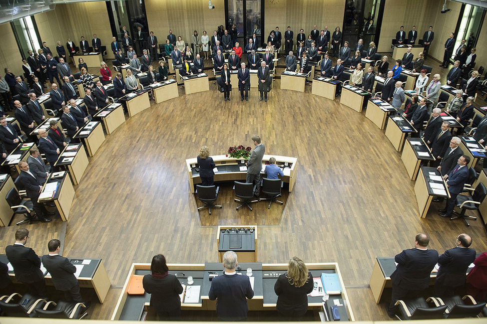 Bundespräsident Joachim Gauck bei der Schweigeminute in Gedenken an die Opfer der Anschläge von Paris im Plenarsaal des Bundesrats anlässlich der Feierstunde zum Jubiläum '25 Jahre – 16 Länder im Bundesrat'