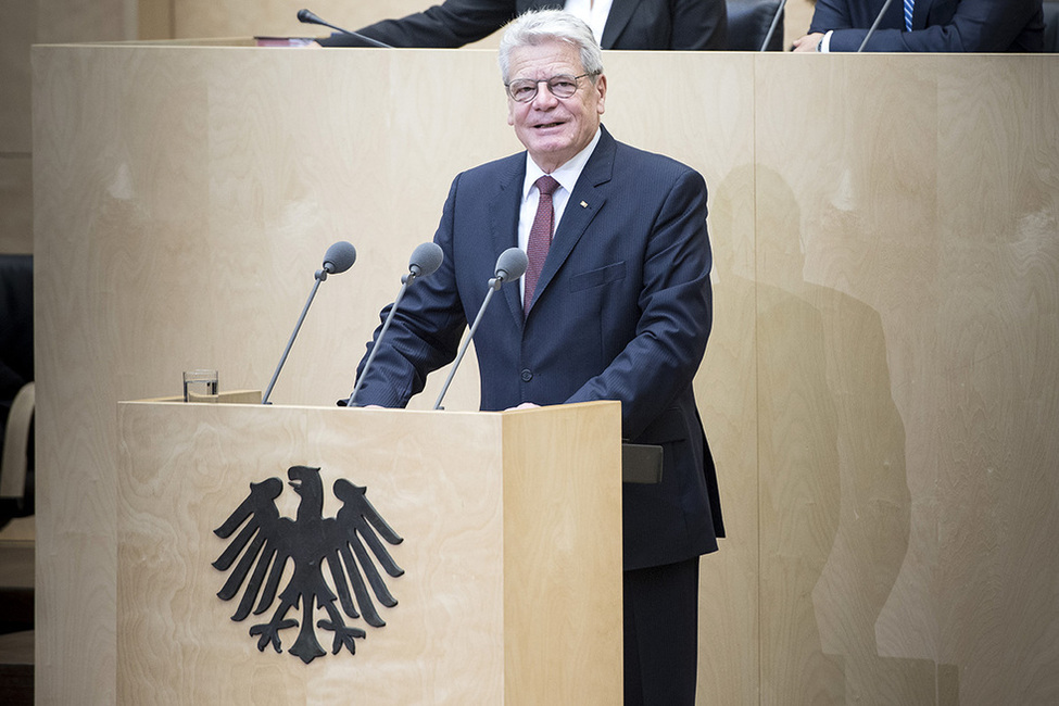 Bundespräsident Joachim Gauck hält eine Ansprache im Plenarsaal des Bundesrats in Berlin anlässlich der Feierstunde zum Jubiläum '25 Jahre – 16 Länder im Bundesrat'