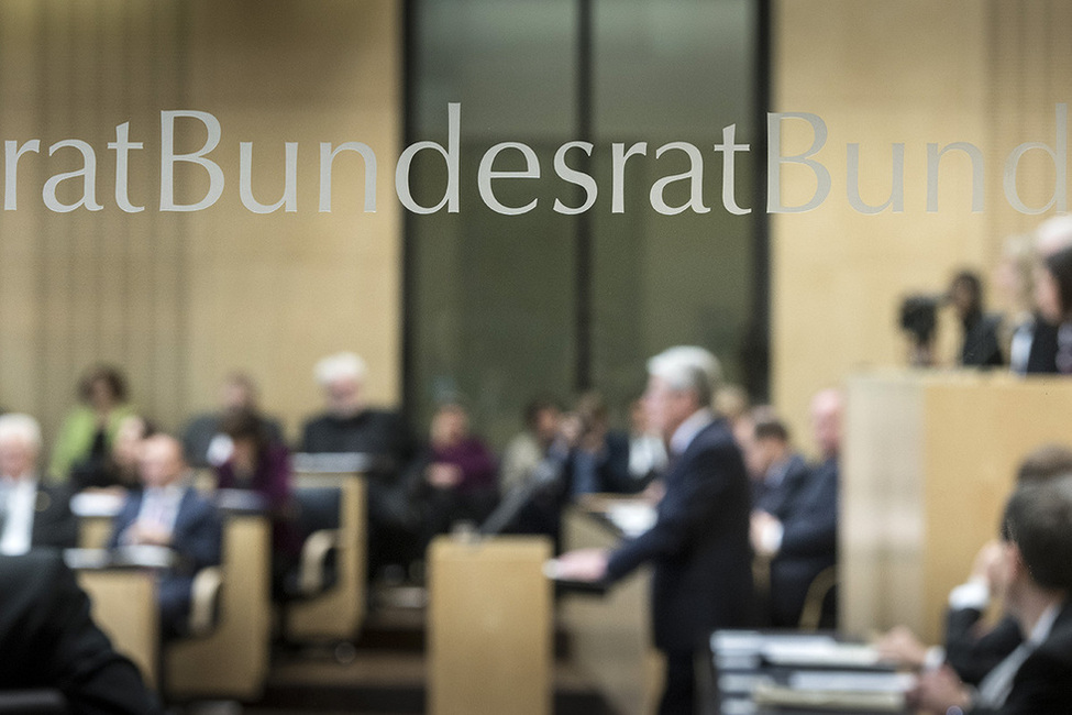 Bundespräsident Joachim Gauck hält eine Ansprache im Plenarsaal des Bundesrats in Berlin anlässlich der Feierstunde zum Jubiläum '25 Jahre – 16 Länder im Bundesrat'