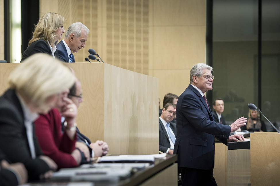 Bundespräsident Joachim Gauck hält eine Ansprache im Plenarsaal des Bundesrats in Berlin vor Stanislaw Tillich, Präsident des Bundesrates, anlässlich der Feierstunde zum Jubiläum '25 Jahre – 16 Länder im Bundesrat'