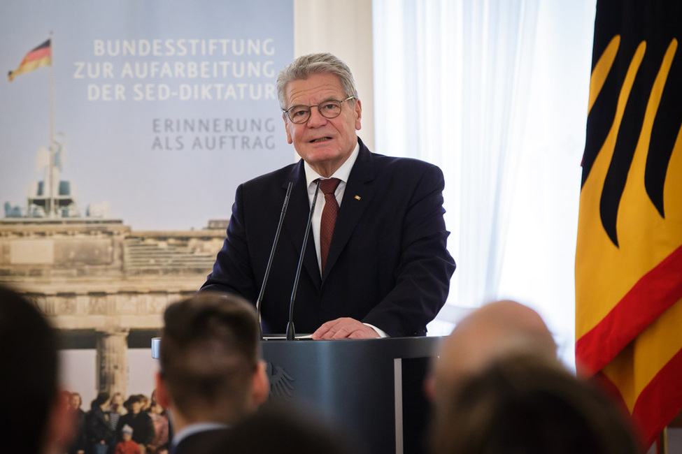 Bundespräsident Joachim Gauck eröffnet die Podiumsdiskussion 'Nach dem Staatsbankrott – Der Wandel in der DDR und in Ostdeutschland von der Planwirtschaft zur Marktwirtschaft' mit einer Rede im Großen Saal von Schloss Bellevue