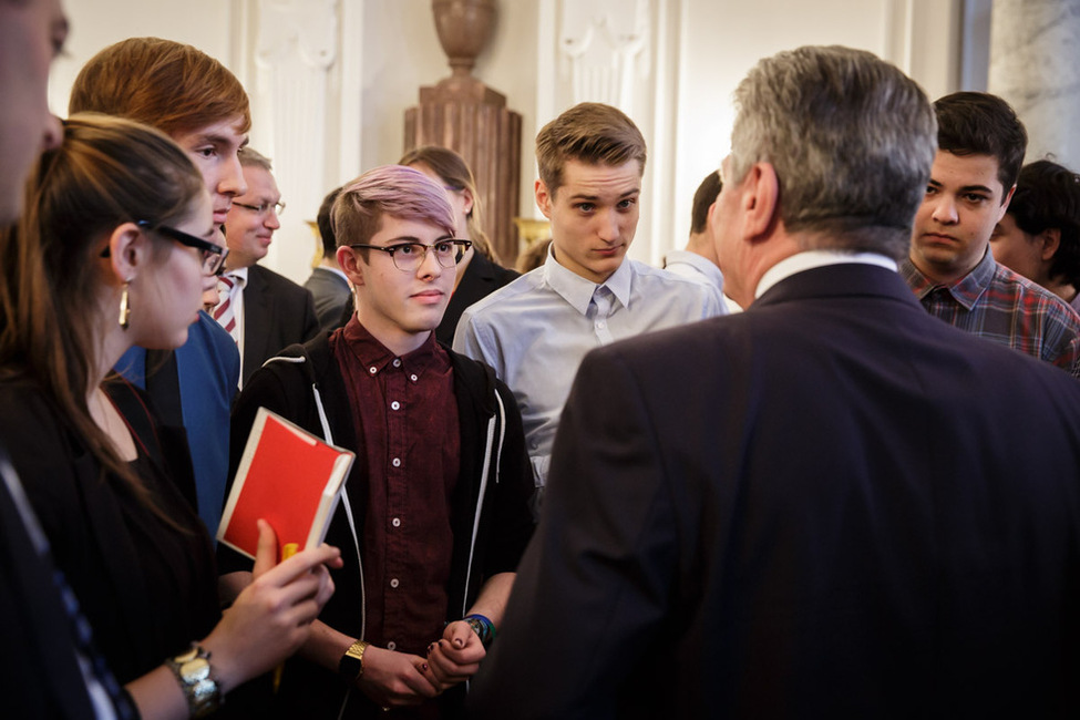 Bundespräsident Joachim Gauck im Austausch mit Schülerinnen und Schüler beim Empfang anlässlich der Podiumsdiskussion 'Nach dem Staatsbankrott – Der Wandel in der DDR und in Ostdeutschland von der Planwirtschaft zur Marktwirtschaft' in Schloss Bellevue 