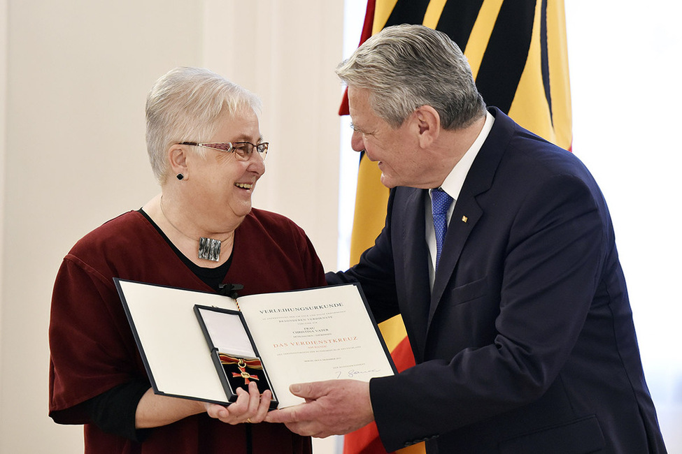 Bundespräsident Joachim Gauck zeichnet Christina Vater mit dem Verdienstkreuz am Bande aus, die sich gegen Rechtsextremismus und Fremdenfeindlichkeit engagiert, bei der Ordensverleihung zum Tag des Ehrenamtes in Schloss Bellevue 