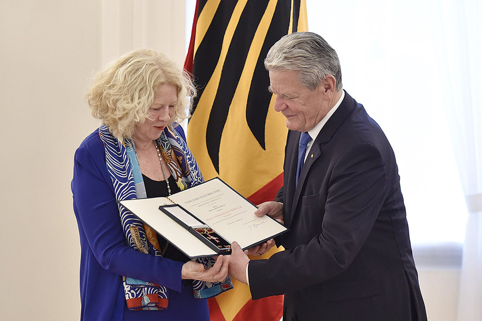 Bundespräsident Joachim Gauck zeichnet Helga Rodenbeck anlässlich des Tages des Ehrenamtes für ihr Engagement in der Flüchtlingshilfe mit dem Verdienstkreuz am Bande aus 
