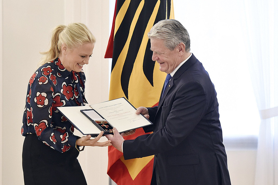 Bundespräsident Joachim Gauck zeichnet Barbara Schöneberger anlässlich des Tages des Ehrenamtes mit dem Verdienstkreuz am Bande aus, für ihr Engagement für notleidende Kinder und an Krebs erkrankte Frauen