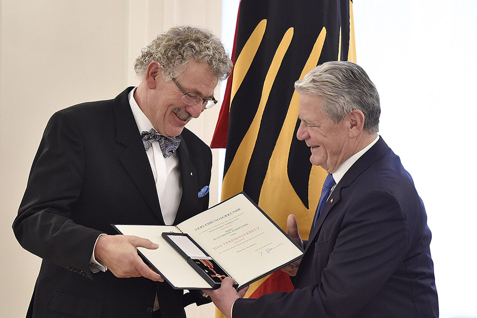 Bundespräsident Joachim Gauck zeichnet Klaus-Michael Rohrwacher anlässlich des Tages des Ehrenamtes mit dem Verdienstkreuz am Bande aus, der sich für die Sanierung des Völkerschlachtdenkmals in Leipzig einsetzt