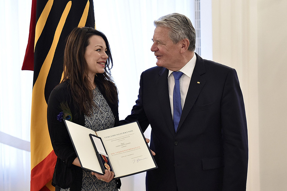 Bundespräsident Joachim Gauck zeichnet Cosma Shiva Hagen anlässlich des Tages des Ehrenamtes für ihr Engagement in der UNO-Flüchtlingshilfe mit der Verdienstmedaille aus 