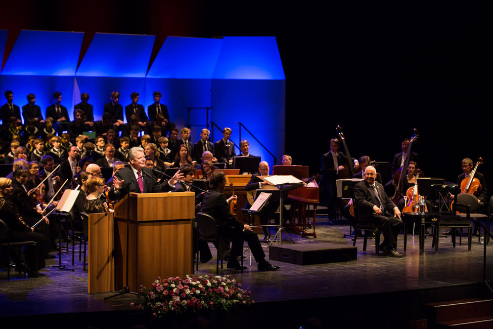 Bundespräsident Joachim Gauck hält eine Rede bei einem Konzert des Thomanerchors und des Gewandhausorchesters anlässlich des Besuchs im Staate Israel in der Israeli Opera