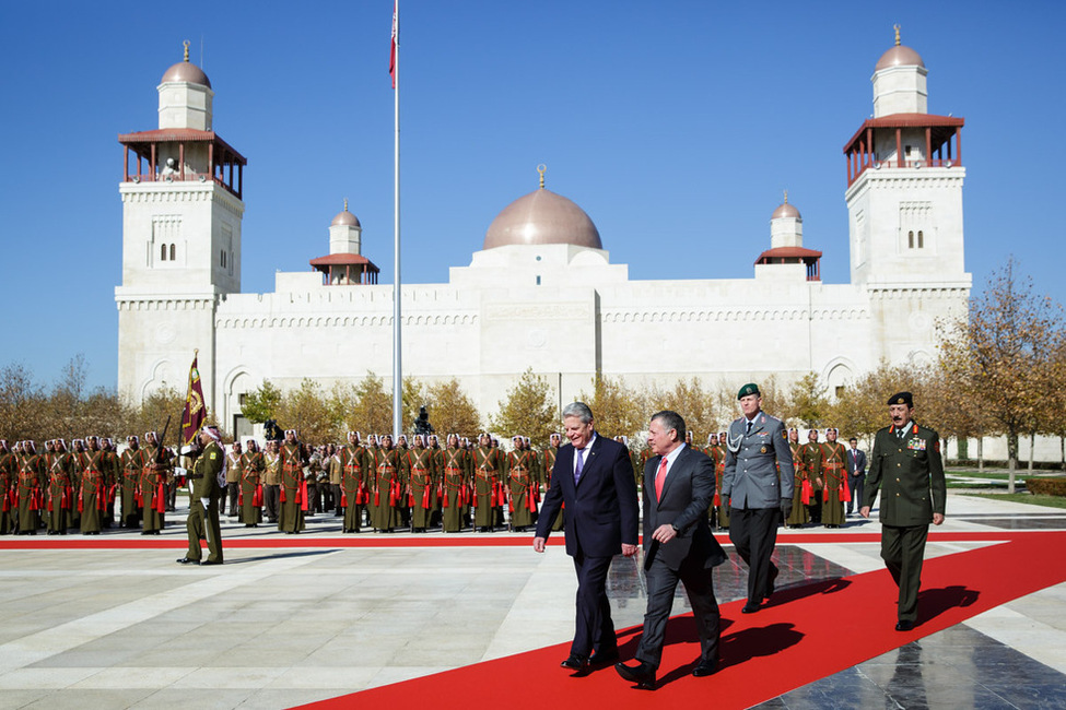 Bundespräsident Joachim Gauck wird von König Abdullah II. Ibn. Al-Hussein anlässlich des offiziellen Besuchs im Haschemitischen Königreich Jordanien mit militärischen Ehren im Husseiniye Palast begrüßt