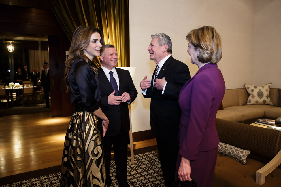 Bundespräsident Joachim Gauck und Daniela Schadt im Austausch mit König Abdullah II. Ibn. Al-Hussein und Königin Rania vor dem Abendessen im Husseiniye Palast, anlässlich des offiziellen Besuchs im Haschemitischen Königreich Jordanien