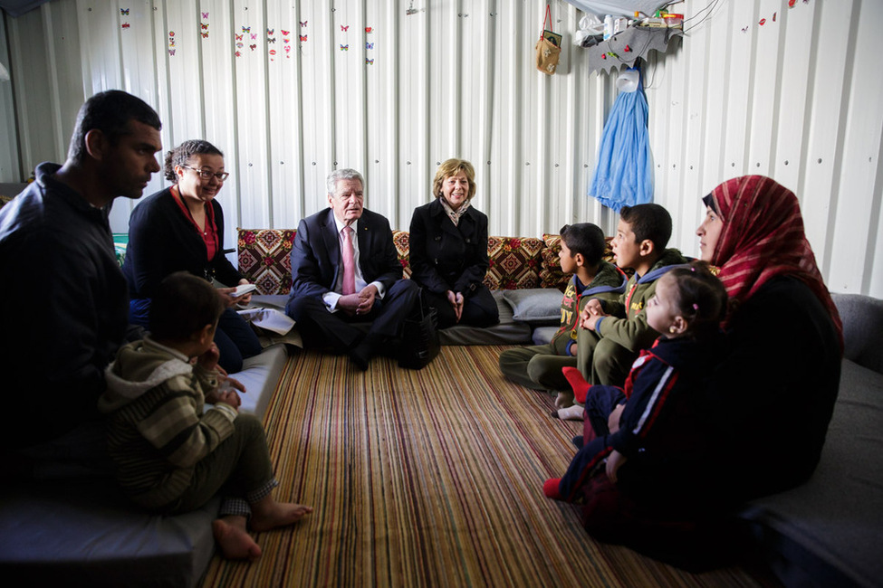 Bundespräsident Joachim Gauck und Daniela Schadt tauschen sich mit einer syrischen Familie im Flüchtlingslager des UNHCR, anlässlich des offiziellen Besuchs im Haschemitischen Königreich Jordanien, in Azraq aus