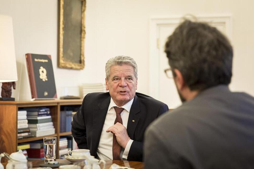 Bundespräsident Joachim Gauck gibt der Sächsischen Zeitung ein Interview im Amtszimmer